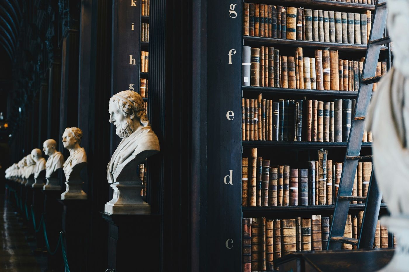 Suasana perpustakaan hukum — Yulianto & Partners