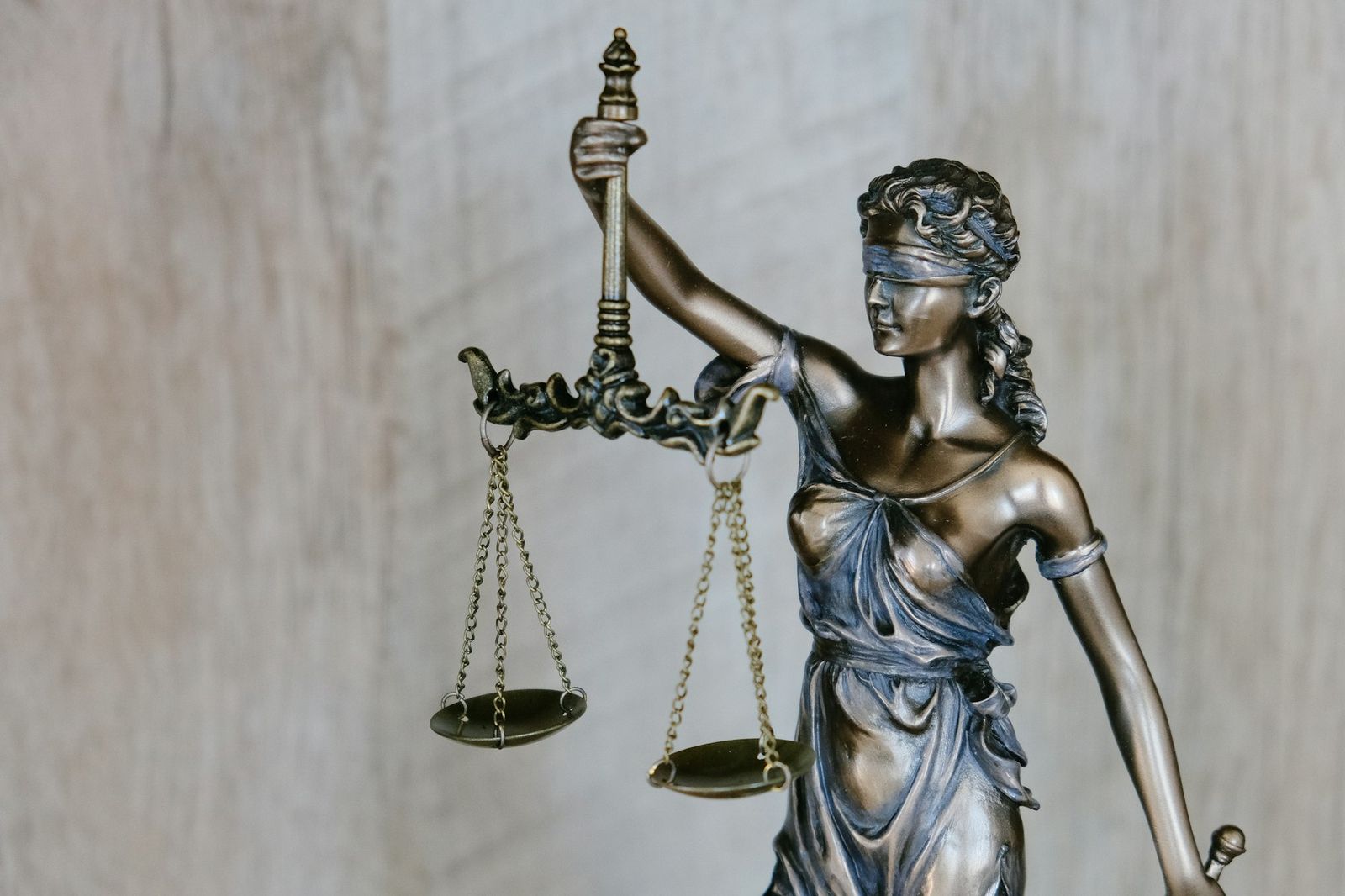 Patung Lady Justice — latar hero Yulianto & Partners